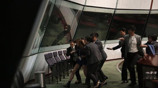 　　梁游二人硬闯立法会“自行宣誓”被带走，后又数着“123”冲击立法会大门（图片来自港媒及视频截图，下同）