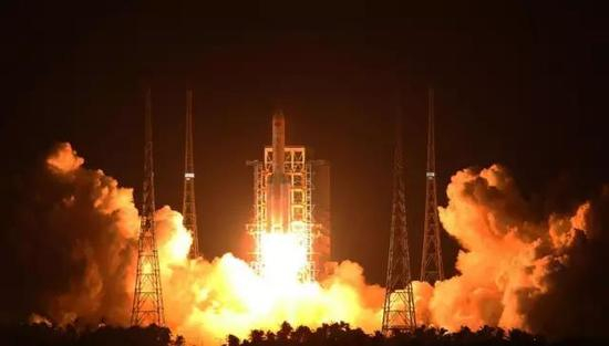 长征五号发射瞬间。图片来源：新华网