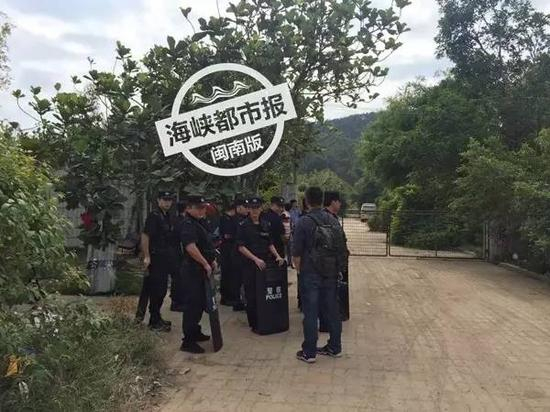 特警手持盾牌