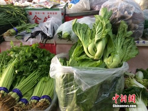 北京某便民超市销售的蔬菜。中新网 邱宇 摄