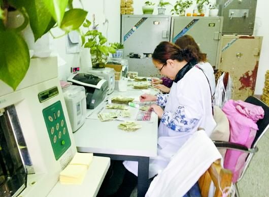 公交公司零钱兑换窗口工作人员正在清点零钱。本报记者 赵兴超 摄