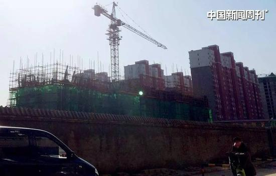 2016年11月，北高营村仍有许多房产项目在建设中。 图|《中国新闻周刊》记者杨智杰