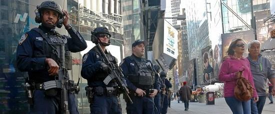 配备重武器的纽约市警察随时准备应对大选投票日的意外事件。