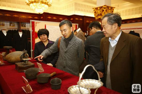 　　11月8日上午，由北京红都集团公司和宁波服装博物馆联合举办的“国之工匠，纪念‘红帮’进京六十周年特展”在东交民巷28号红都旗舰店开幕。