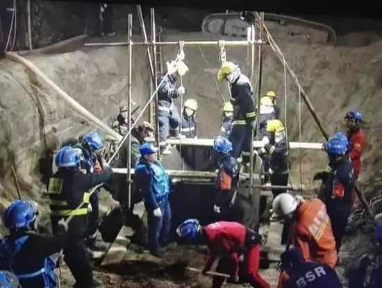 蓝天救援队参与河北男童坠井救援