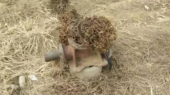 使用中的机井井口被水泵覆盖