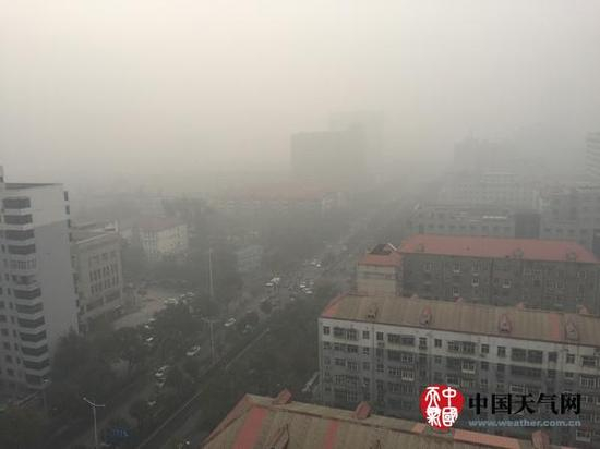 昨天上午9时，石家庄市区能见度仅100米，交通拥堵。（高贝贝 摄影）