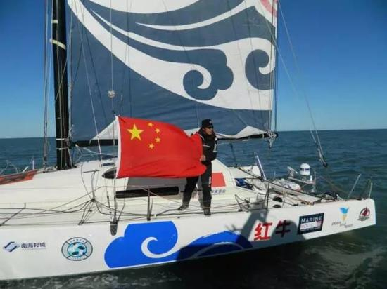 郭川在航行中挂起国旗。图片来自网络