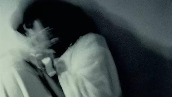 　　10月27日，湖南慈利县人民法院对一起引诱、强迫未成年人卖淫案进行宣判。其中5名被判刑的嫌疑人，在案发时尚不满十八周岁。图片来自网络。