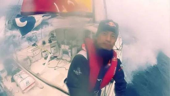 航行中的郭川。图片来自网络