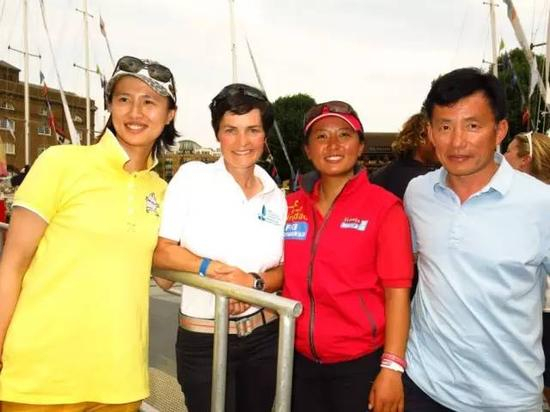 　　2014年7月12日，宋坤（右二）完成环球航行之后，郭川（右一）和英国航海家艾伦·麦克阿瑟、帆船运动员徐莉佳，一起到圣凯瑟琳码头迎接她。宋坤供图