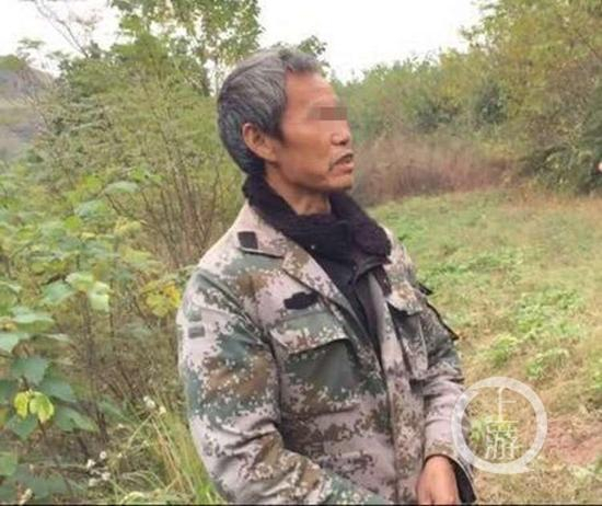 死者杨天直的弟弟杨天杰跟记者讲述事情经过。