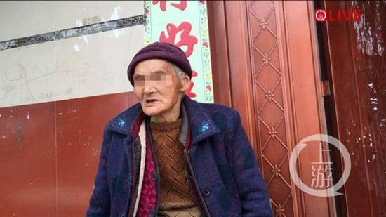 陈洪志老人讲述自己经历的遭遇。