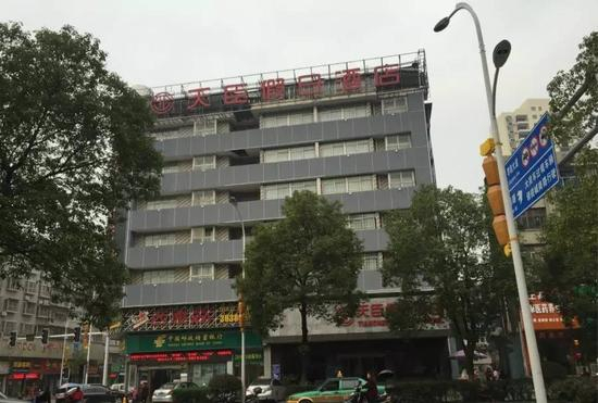 天臣假日酒店是王秀等嫌疑人介绍未成年女孩卖淫地点之一。新京报记者 安钟汝 摄