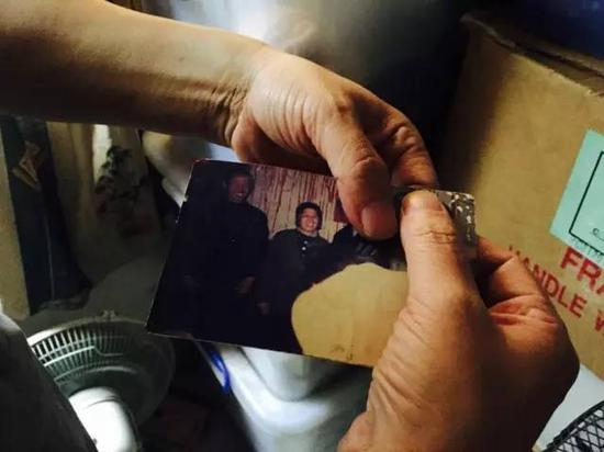 程茂峰珍藏的父母合影。那时候母亲五十岁。新京报记者张维 摄