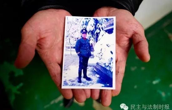 多年前，河南邓州“合同警察”毛书亮，疑似遭人构陷被判刑一年，背负着这个案底，儿子也受到影响，为此他走上漫漫“伸冤”路……