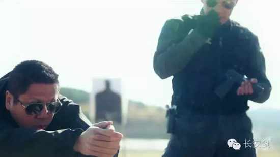 刘崇和队友在狙击训练现场。（视频截图）