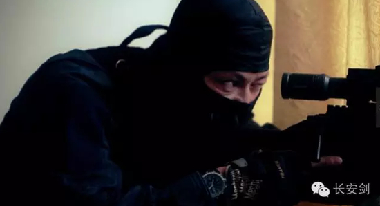 刘崇在狙击现场。（视频截图）