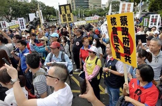 　　日前民众至台当局“行政院”表达抗议日本核灾食品输台的立场，要求重新召开公听会，一度与现场警方发生推挤。（图片来源：台湾《中时电子报》）