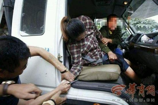 西安志愿者高速拦车救狗，运狗车女车主自残