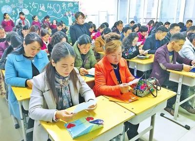 家长们仔细阅读班主任的信。