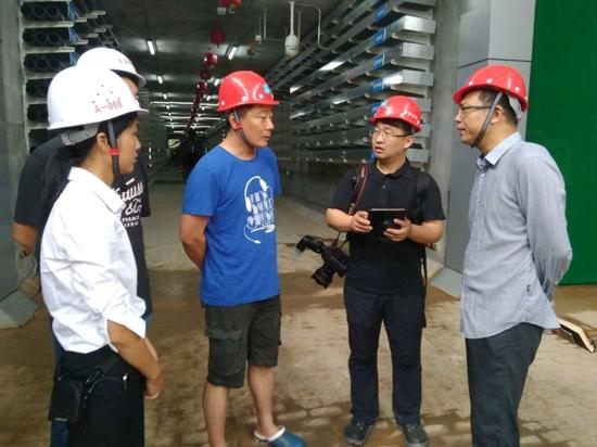 11月17日，“精品三亚”大调研活动中，专家们在对“双修双城”的建设进展进行调研。