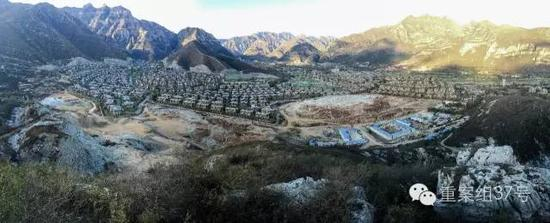　　河北涞水“青青小镇”1-6期全景图，上百栋别墅组成的别墅群依山而建。部分山体被炸平，准备建起联排双拼别墅。 新京报记者 大路 摄