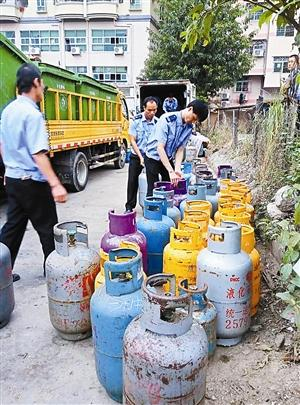 执法人员查扣“黑煤气”。深圳晚报记者 陈龙辉 摄
