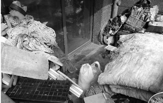 阳台堆满了各种垃圾。