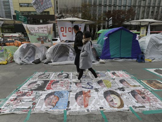 首尔大街上反对朴槿惠的海报