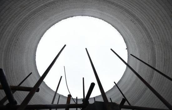 江西丰城电厂三期工程在建项目，残存的施工平台，钢管等零部件伸向冷却塔顶部。 东方IC 图