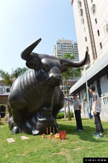 艺术家蔡铭超创造的牛压熊雕塑，看起来好污。