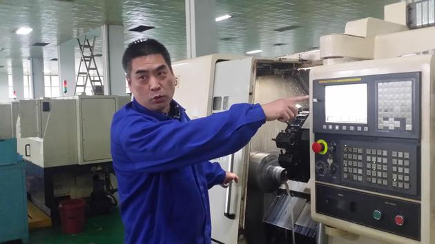 中国航天三江集团红林公司机加车间数控车工特级技师，邹峰。