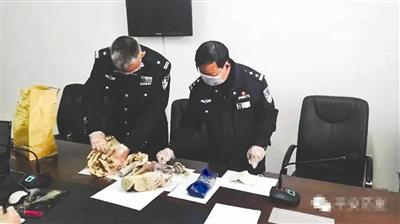 茫崖警方在整理死者的遗物 警方供图