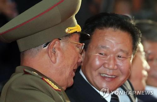 　　2014年10月4日，在2014年仁川亚运会闭幕式上，黄炳誓（左一）与崔龙海（左二）交谈。（图片来自韩联社）