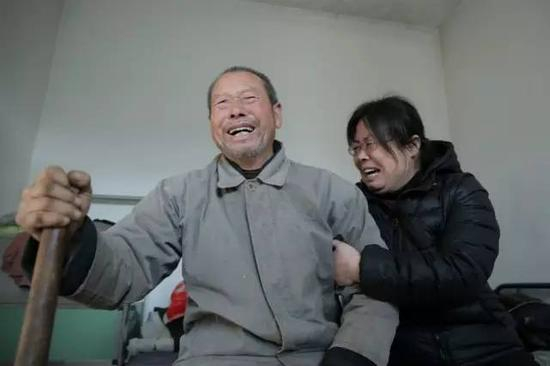 　　聂树斌老家探访 2016年12月02日，河北鹿泉，中午十时四十分许，聂树斌父亲和姐姐得知聂树斌无罪的消息，两人情绪激动，喜极而泣。新京报记者彭子洋 摄