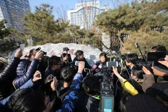 12月2日，庭审结束后，聂母在法院外接受媒体采访。新京报记者王飞 摄