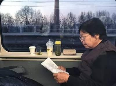 　　12月2日，庭审结束后，张焕枝踏上回家的列车。她仔细翻看判决书，说：“我这次是带着高兴回家了。”新京报记者李兴丽 摄
