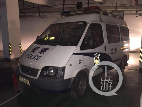 12月3日上午，南滨路阳光100国际新城车库，贵B牌照的警车仍停在涉事车位附近。