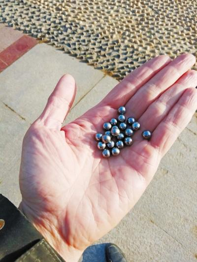 巡防队员在事发地捡到的钢珠