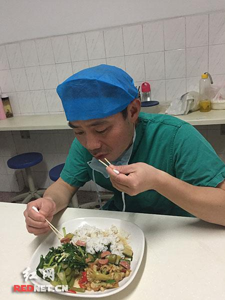 周建波用棉签吃饭不仅可以像拿筷子一样自如，还可以左右开弓，两只手同时用四根棉签夹菜。