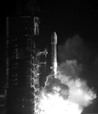 　　12月11日，搭载风云四号卫星的运载火箭在西昌卫星发射中心点火升空。新华社发