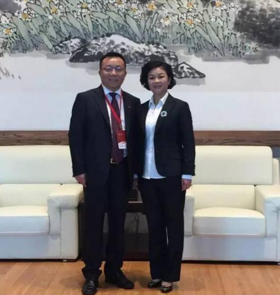 ▲高争民爆和易明医药董事长合影（左易明医药董事长高帆，右高争民爆董事长白艳琼）