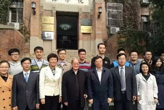 宋平在清华与师生合影