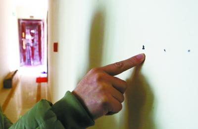 5栋一居民家门口被标注黑色记号。