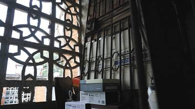 12月12日，乐贵建家铁门上布满灰尘。新京报记者曹晓波 摄