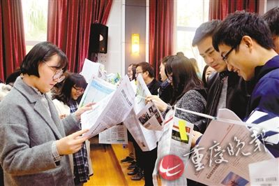 同学和专家一起翻阅27份报纸