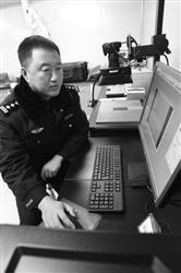 　　沈阳市公安局刑侦局技术一处痕迹室的徐海龙同志在侦破领域攻克了许多难题。　辽沈晚报、聊沈客户端记者 王迪 摄