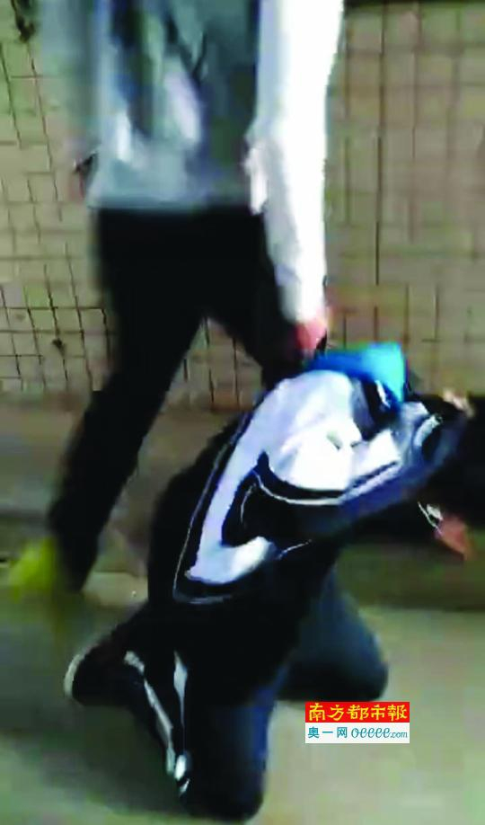 打人者猛踹小梁头部