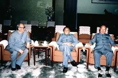 1985年9月乌兰夫、邓小平、彭真在交谈